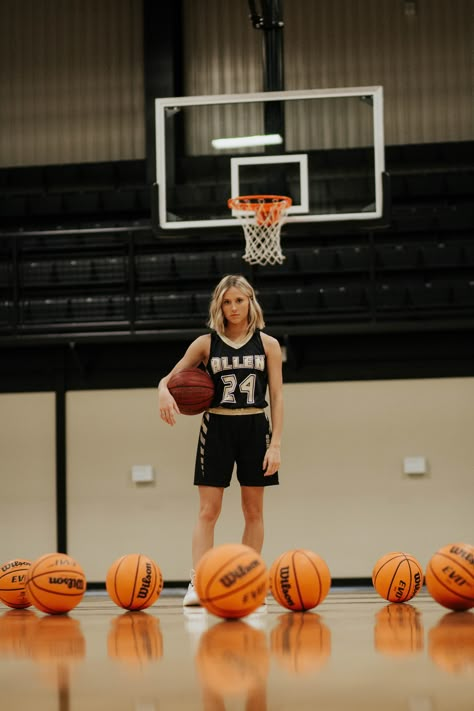 senior basketball pictures Senior Basketball Banner Picture Ideas, High School Basketball Photoshoot, Creative Basketball Pictures, Senior Basketball Banners, Senior Picture Ideas Sports Basketball, Basketball Team Pictures Poses, Poses For Basketball Pictures, Senior Basketball Picture Ideas, Team Basketball Pictures