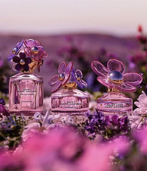 Marc Jacobs présente la nouvelle collection de son iconique parfum Daisy édition limitée, Daisy Paradise. Florale. Libre d'esprit. Inspirée par une beauté rare et naturelle. Capturant l'allure libre d'une promenade au coucher du soleil à travers un champ de fleurs épanouies dans un paysage extraordinaire.Lire la suite » Marc Jacobs Perfume, Daisy Eau So Fresh, Marc Jacobs Daisy, Daisy Love, So Fresh, Floral Fragrance, Blooming Flowers, Pink Glass, Women Fragrance