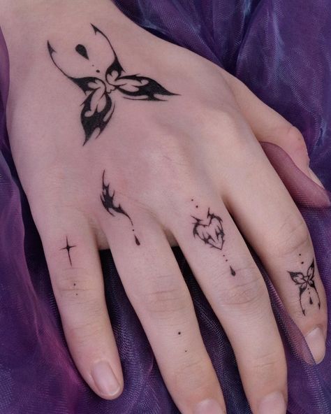 Hand Tattoo Cute, Aesthetic Tattoos Ideas, Mini Hand Tattoos, Tattoo Hand Ideas, Creative Hand Tattoos, Hand Art Ideas, Aesthetic Hand Tattoos, Hands Tattoo Ideas, Hand Tattoo Art