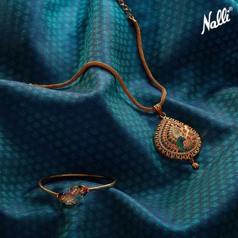 Peacock neckpiece pendant set adorned with white stones and peacock bracelet embellished hollow flexible bracelet. Match this set with a Kanchipuram silk saree, bold lips, and high heels for a vibrant look. Peacock Bracelet, Gold Jewelry Ideas, Gold Pendent, Flexible Bracelet, Birthday Captions Instagram, Neck Pieces Jewelry, Anklet Designs, New Gold Jewellery Designs, Antique Jewelry Indian