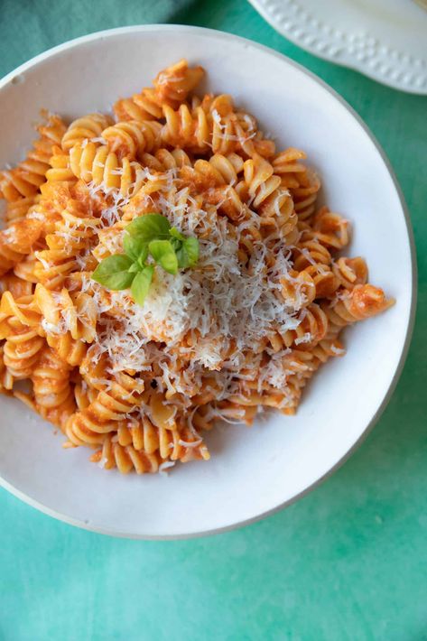 This roasted red pepper pasta is a weeknight winner! Made without cream, it’s a simple, flavorful dish featuring roasted red peppers, garlic, and a sprinkle of Parmesan for that perfect touch of richness. Vegetarian and ready in just 20 minutes, this pasta is easy to make and so delicious—ideal for a cozy, satisfying meal any night of the week! Bell Pepper Pasta, Red Pasta, Roasted Red Pepper Pasta, Red Pepper Pasta, Roasted Red Pepper Sauce, Pasta Sauce Homemade, Cherry Tomato Pasta, Pepper Pasta, Red Pepper Sauce