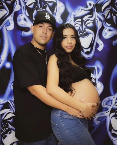 2000 Couple Photoshoot, 2000s Backdrop, Backdrop Poses, 2000s Couple Photoshoot, Early 2000s Photoshoot, 2000s Photoshoot, Chica Chola, Cute Pregnancy Pictures, Cholo Style