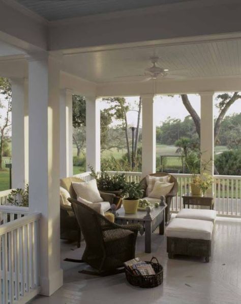 Lovely Veranda Design Ideas For Inspiration (40) Farm Goals, Carolina House, Southern Living House Plans, Building A Porch, Casa Exterior, Island House, Front Porches, Home Porch, House With Porch