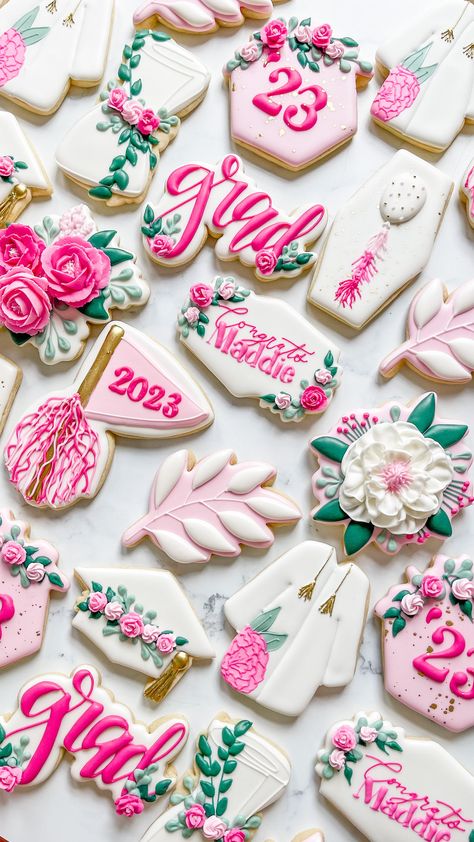 Pink Graduation Party, Royal Icing Cookies Recipe, Floral Cookies, Cookie Recipes Decorating, Graduation Desserts, Floral Dessert, Brunch Decor, Pink Cookies, Graduation Party Planning