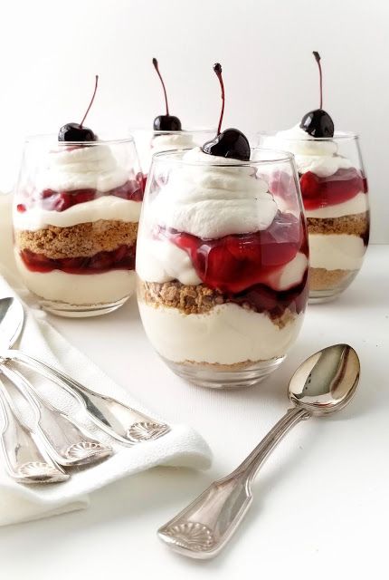 Cherry Jubilee Dessert, Cherries Jubilee Recipe, Cherry Parfait, Fresh Cherry Recipes, Cherry Jubilee, Cup Dessert, Dessert Hacks, Cherry Tea, Cheesecake Parfaits