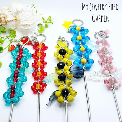 Just listed is another version of my very popular Beaded Garden Stakes! These are made with a flower shape! They are available in 6” and 8”. Each one is different! Limited quantities! https://myjewelryshed.etsy.com/listing/1711399046/8-flower-beaded-garden-stakes-butterfly #gardenstake #plantstakes #plantdecor #fairygarden #beadedtotems #etsy #myjewelryshed #gardendecor #beadedgardenstakes #gardenwands Fairy Garden Dress, Beaded Garden Stakes, Beaded Plants, Butterfly Plant, Wig Jig, Wire Jig, Garden Totems, Butterfly Plants, Plant Stakes