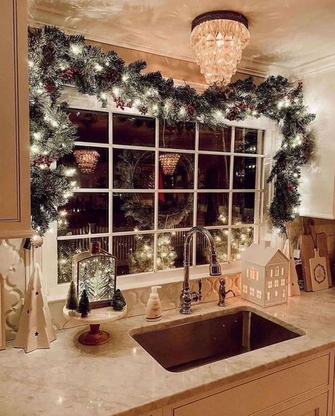 18 Most Beautiful And Festive Christmas Garland Decorating Ideas Christmas Garland Decorating Ideas, Decorating Ideas Christmas, Christmas Apartment, Cozy Christmas Decor, Christmas Decor Inspiration, Christmas Kitchen Decor, Christmas Inspo, Christmas Decorations For The Home, Christmas Room