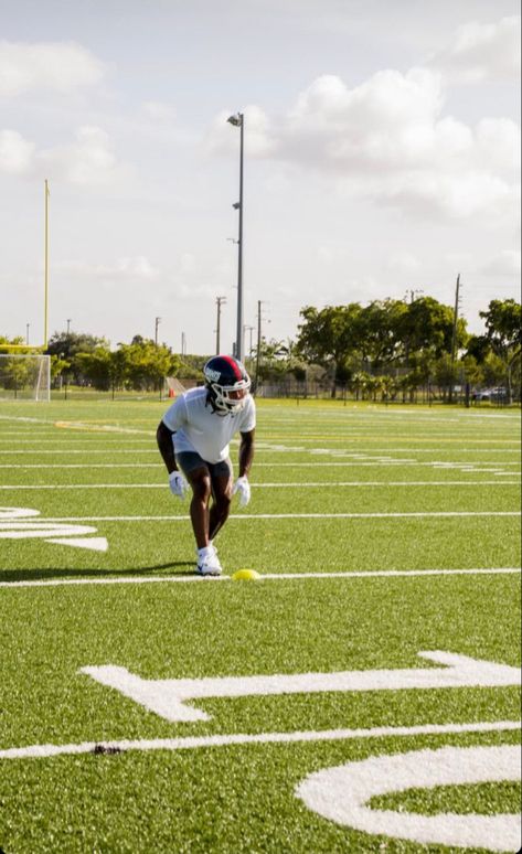 Football Training Aesthetic, Nfl Players Aesthetic, Football Aesthetics, Black Football Players, Training Aesthetic, Old Football, Nfl Training, Football Poses, Football Stars