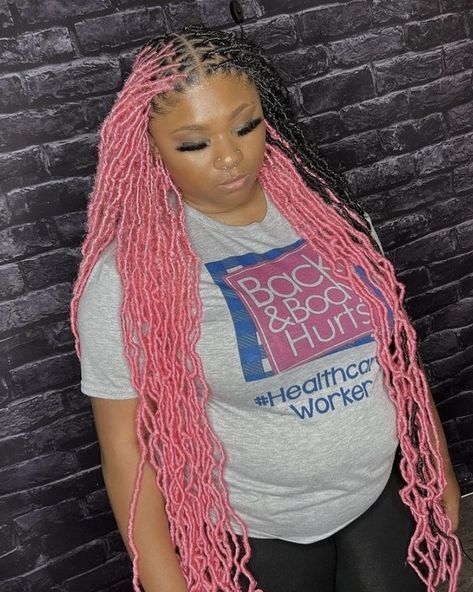 Pink Butterfly Locs Hairstyle, Light Pink Faux Locs, Pink Soft Locs Black Women, Faux Locs Color Ideas Black Women, Pink And Black Soft Locs, Bestie Hairstyles, Pink Soft Locs, Pink Faux Locs, Soft Locs With Color