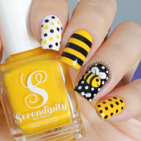 Bee Nail Designs, Bumble Bee Nails, Unique Nail Art Designs, Bee Nails, Yellow Nail Art, Unique Nail Art, Fingernail Designs, Sweater Nails, Fancy Nails Designs