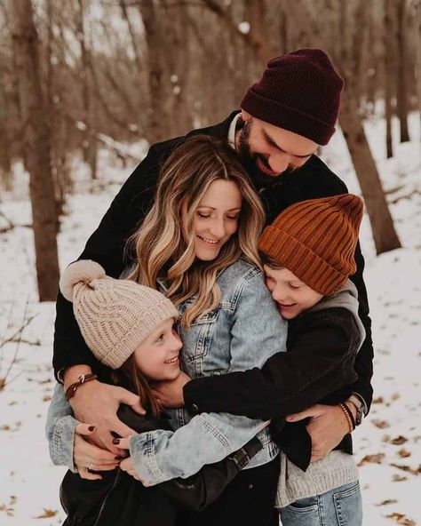 Winter Family Photoshoot, Winter Family Pictures, Outdoor Family Photoshoot, Big Family Photos, Christmas Family Photoshoot, Cute Family Photos, Winter Family Photos, Family Photoshoot Poses, Family Photo Ideas