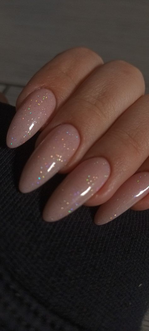 nails idea 2023 Almond Nails Sparkle Glitter, Nail Implant Idea, Nude Glitter Nails Almond, Simple Neutral Summer Nails, Cool Nails 2024, Sparkly Swirl Nails, Basic Pretty Nails, Long Almond Nails Designs Summer, Cute Simple Nails Almond