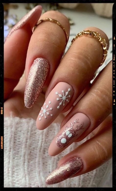 Rose Gold Christmas Nails, Nail Winter, Xmas Nail Designs, App Filter, Christmas Tree Nails, Candy Cane Nails, Christmas Gel, December Nails, Gold Reindeer