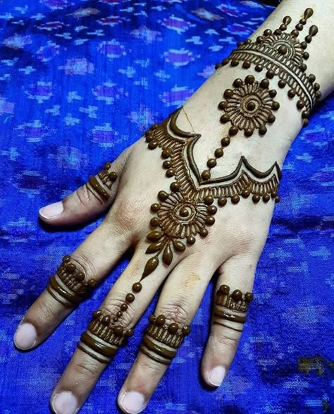 Medhini Designs, Simple Henna Art, Henna Diy, Small Henna Designs, Baby Mehndi Design, Kids Henna, Henne Tattoo, Henna Designs Back, Henna Tutorial