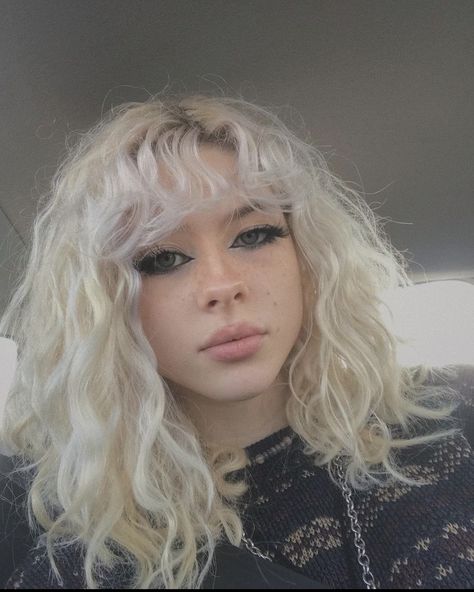 indie selfie fashion looks Bleached Wavy Hair, Blonde Alt Girl, Bleached Hair Ideas, Bleached Curly Hair, Alt Indie Aesthetic, Bleach Hair Dye, Swirly Nails, Easy Professional Hairstyles, Hair Stules