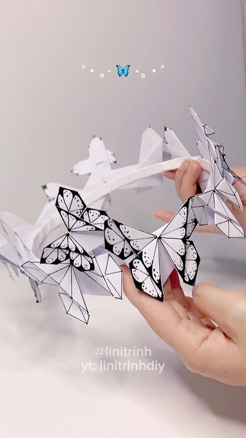 Diy Easy Flowers, Hadiah Diy, Butterfly Crown, Book Crafts Diy, Origami Patterns, Instruções Origami, Diy Gift Set, Origami Butterfly, Easy Paper Crafts Diy