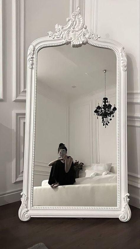 Iris Huang, Avery Grambs, The Inheritance Games, Outfit Minimal, Minimal Interior, Inheritance Games, White Mirror, Redecorate Bedroom, Mirror Interior