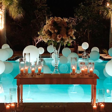 Night Pool Party, Pool At Night, Pool Wedding, Rooftop Party, Pool Party Decorations, Balloon Installation, Night Day, Pool Decor, Wedding Receptions