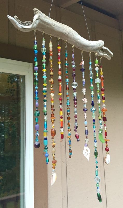 Carillons Diy, Driftwood Projects, Glass Wind Chimes, Diy Wind Chimes, Glass Garden Art, Driftwood Crafts, Deco Boheme, Garden Art Projects, Beaded Curtains