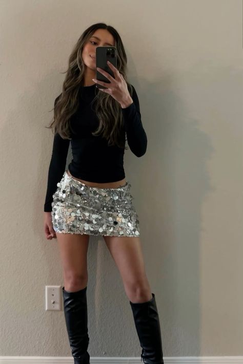 super cute going out fit Sequin Winter Outfit, Bday Fits Winter, Birthday Glitter Outfit, Glitz And Glam Party Aesthetic, 21 Birthday Outfit Ideas Winter, New Years Going Out Outfits, Sparkle Mini Skirt Outfit, Houseparty Outfits Casual Winter, Glitter Mini Skirt Outfits