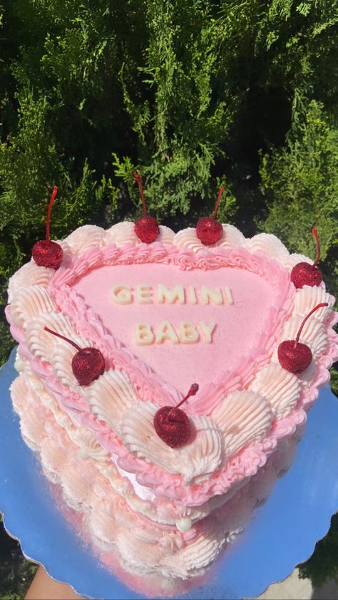 Pastelito #aesthetic #geminibaby #buttercreamcake #pinidea #candymuffin #pasteles #buttercream #cakesofinstagram #cakeideas #monterrey Gemini Baby Cake, Vintage Bento Cake, Gemini Birthday Cake, Gemini Cake, Heart Shaped Birthday Cake, 17 Birthday Cake, Cake Heart, 22 Birthday, 17 Birthday