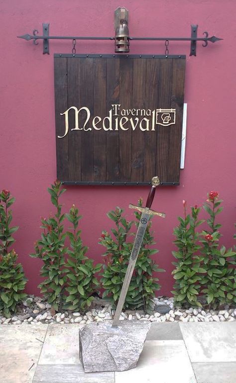 Taverna Medieval, Old Wood Signs, Castle Restaurant, Viking Party, Medieval Banquet, Interior Design History, Knight Party, Fantasy Party, Medieval Decor