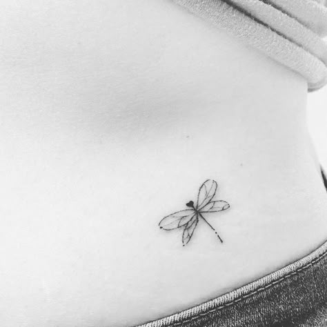 Dragonflies are one of the world’s fastest flying insects and they represent positive energy, grace, peace, prosperity, maturity, purity, harmony, freedom, changes, adaptation, and patience. Because of these different meanings, people choose to get dragonfly tattoos. Tattoo Firefly, Tattoos Lotus, Tattoos Minimal, Firefly Tattoo, Dragonfly Tattoos, Small Dragonfly Tattoo, Minimal Tattoo Ideas, Freedom Tattoos, Flying Tattoo