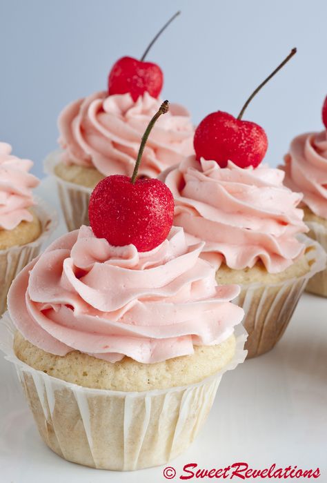 French Vanilla Cupcakes with Cherry Swiss Meringue Frosting French Vanilla Cupcakes, Cherry Cupcakes, Cupcake Wars, Cupcakes Decorados, Meringue Buttercream, Swiss Meringue, Swiss Meringue Buttercream, Cupcake Ideas, Köstliche Desserts