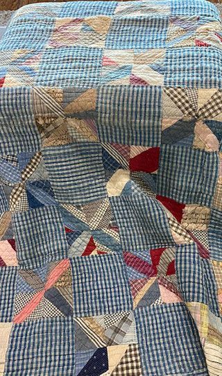 Quilt Photography, Scandinavian Quilts, Plaid Quilts, Quilt Stories, Vintage Quilts Antiques, Shirt Quilts, Memory Quilts, Cottage Quilt, Yellow Quilts