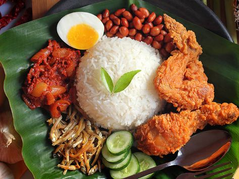 Free Food Delivery, Baked Caprese Chicken, Kacang Polong, Masakan Malaysia, Street Food Market, Malaysian Cuisine, Creamy Corn, Pork Meat, Nasi Lemak