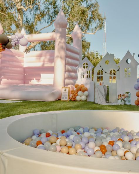 The spooky vibes were happening 👻👻🎃🎃 what an amazing party full of friendly ghosts 👻✨ Planning @olivepopco & @unico.byivonne Balloons & Backdrop @unico.byivonne Bounce House @olivepopco Photography @siveees Picnic @prettyruggedpicnicco Florals @fabuleux.85 Ballpit @pinkfestco Photo Booth @tapnsnapphoto Snack Cart @tmdelightful.bars Cake @lovesimplylainey Cookies @thegirlandthewhisk Cake Pops @sugarwingsweets Bouncy House Party, Birthday Party Bounce House, Party Bounce House, Balloons Backdrop, Snack Cart, Bubble House, Bouncy House, Friendly Ghost, Balloon Backdrop