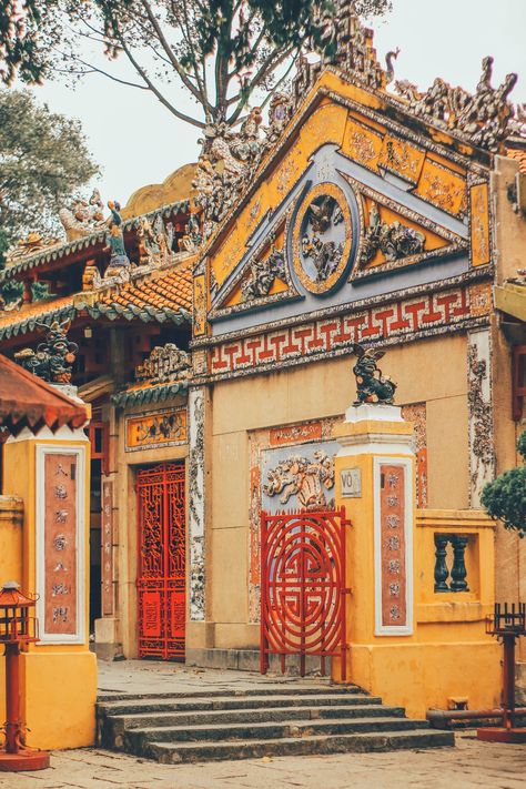 Vietnam Street Art, Saigon Architecture, Vietnam Architecture, Fall Of Saigon, Tran Quoc Pagoda, Colour Architecture, History Activities, Shangri La, Old Building