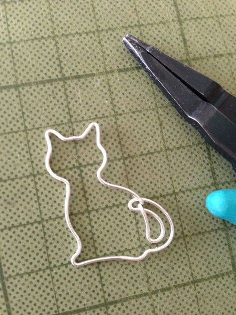 Cat Wire Art, Crystal Wrapping, Wire Animals, Wire Bending, Cat Outline, Healing Codes, Handmade Wire Jewelry, Wire Crafts, Dog Ornaments