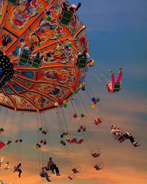 lets swing :) Oktoberfest Hairstyle, Oktoberfest Munich, Carnival Rides, Fun Fair, Munich Germany, Kites, Jolie Photo, Pics Art, Germany Travel