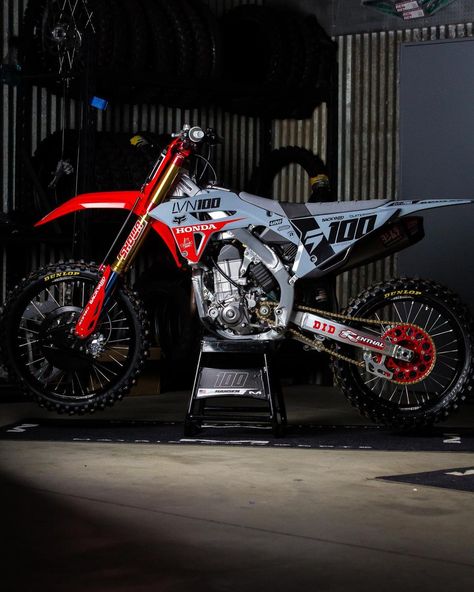 @dirtbikemag on Instagram: “Our buddies at @backyarddesign dressed up @joshhansen100 #honda CRF450R. What do you guys think ? . . #dirt #dirtbike #magazine #news…” Dirt Bike Graphics, Custom Dirt Bike, Bike Graphics, Moto Wallpapers, Honda Dirt Bike, Soichiro Honda, Enduro Motocross, Motocross Love, Mx Bikes