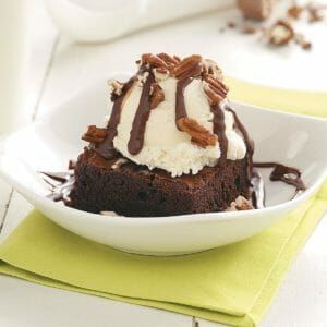 Inspired by Chocolate Thunder from Down Under Best Brownie Mix, Sundae Ice Cream, Steakhouse Recipes, Sundae Recipes, Homemade Chocolate Frosting, Thunder From Down Under, Brownie Sundae, Chocolate Lasagna, Holiday Pies