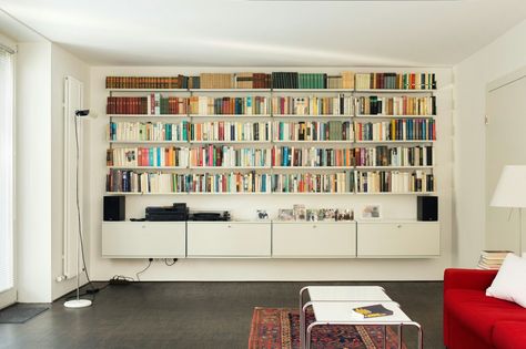 Vitsoe 606, Wall Shelving Systems, Rug Simple, Dieter Rams, Modular Shelving, Shelving Systems, Home Library, Front Room, Interior Inspo