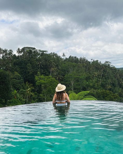 Bali Swimming Pool Ideas, Bali Photography Photo Ideas, Pool Side Photo Ideas, Pool Side Photos, Bali Photo Ideas Instagram, Villa Photoshoot Ideas, Infinity Pool Photoshoot, Infinity Pool Pictures, Pool Side Photoshoot Ideas