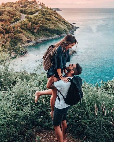 20 Hiking Picture Poses Ideas for Amateurs Couple Travel Photos, Love Magazine, Hiking Pictures, Camping Outfits, Relationship Goals Pictures, Shooting Photo, Photo Couple, Travel The World, Take Pictures