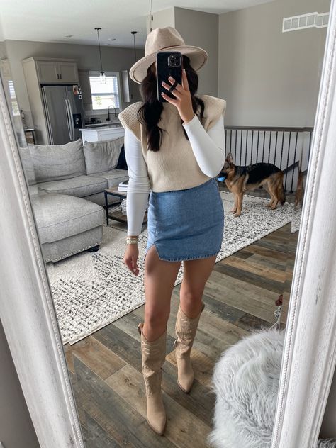 Shoulder Pad Top Outfit, Western Boots Outfit Fall, Sweater Vest Outfit Fall, Vest Outfit Fall, Shoulder Pads Fashion, Outfit Sweater Vest, Fall Vest Outfits, Sweater Vest Outfit Women, Vest Outfit Women