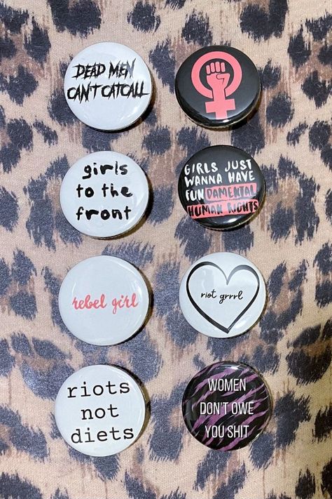 Alt Clothes Diy, Punk Patches Diy, Punk Buttons, Protest Pins, Feminist Patch, Feminist Punk, Punk Fashion Diy, Pretty Punk, Feminist Pins