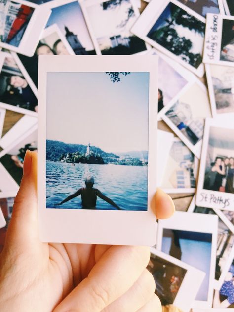 Polaroid cameras are making a comeback! Here are the best travel polaroid cameras and accessories, and how to travel with them! #travelphotography #polaroid #polaroid camera #impossiblefilm #instax #fujifilminstax #travelpolaroid Dslr Quotes, Polaroid Photography, Dslr Photography Tips, Instax Photos, Camera Aesthetic, Polaroid Photo, Polaroid Camera, Dslr Photography, Polaroid Pictures