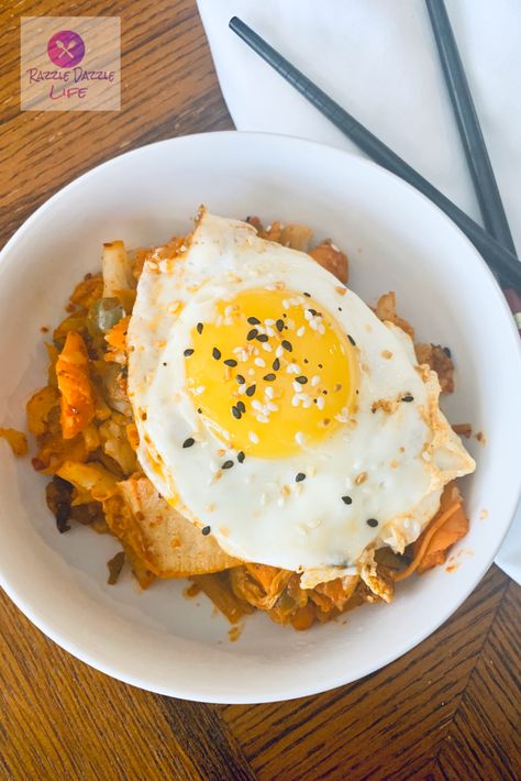 Korean inspired kimchi fried rice is loaded with robust Korean flavors. Sour and spicy tastes of kimchi pop through in every bite. Add spam, ham, or any meat of choice for added protein and flavor. | Razzle Dazzle Life @razzledazzlelife #koreanfood #koreanrecipes #kimchi #kimchifriedrice #friedrice #asianfood Kimchi Recipes, South Korean Food, Kimchi Fried Rice, Kimchi Recipe, Cheesy Casserole, Fire Food, Cooking White Rice, Black Food, Food Photography Tips