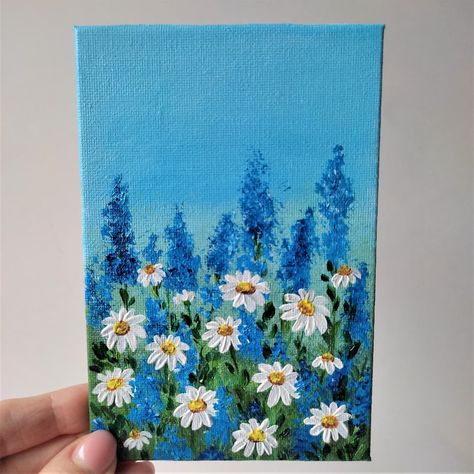 Daisies painting. 100% handpainted by the artist.The painting will be carefully packed and shipped in a beautiful package. I will do my best to ensure that the painting arrives in perfect condition.Composition: acrylic, canvas boardSize: 6 x 4 inches (15 x 10 centimeters).Handpainted with professional acrylic paints for painting.CarePaintings cannot be washed with water or other cleaning agents and chemicals. Do not use a vacuum cleaner or other vacuum cleaner.Use a soft brush or a soft dry clot Things To Paint On Canvas Flowers, Simple Paintings Flowers Easy, Flowers Painting Easy, Meadow Paintings, Acrylic Paint Ideas, Tiny Canvas Painting, Flowers Painting Acrylic, Daisies Painting, Flower Art Wall