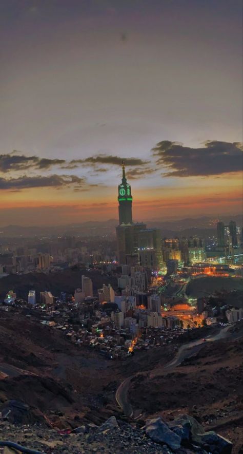 Makkah Aesthetic, Mecca City, Life In Saudi Arabia, Mecca Saudi Arabia, Mosque Architecture, Mecca Wallpaper, Muslim Pictures, Islamic Posters, Fantasy Places