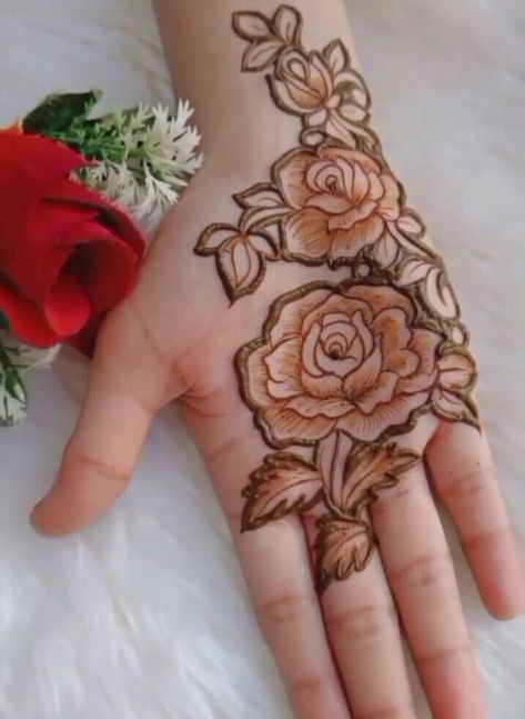 Roses Henna Design, Legs Mehndi Design, Mehndi Designs Bridal Hands, Rose Mehndi Designs, Mehndi Design Pictures, Simple Mehndi Designs Fingers, Very Simple Mehndi Designs, Modern Mehndi Designs, Engagement Mehndi Designs