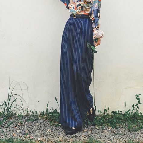 Wide Striped Pants Outfit, Striped Dress Pants Outfit, Dark Blue Pants, Striped Wide Leg Pants, High Waist Fashion, Pantalon Large, Look Vintage, Blue Pants, Looks Style