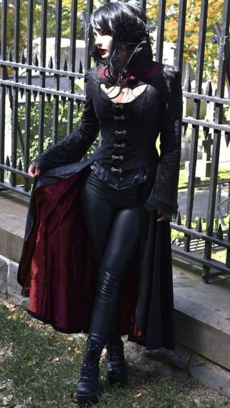 Steampunk Vampire Costume, Gothic Romantic Outfits, Vampire Outfit Women, Corset With Leather Pants, Dracula Costume Women, Goticas Aesthetic, Gothic Atmosphere, Vampire Costume Women, Women Vampire