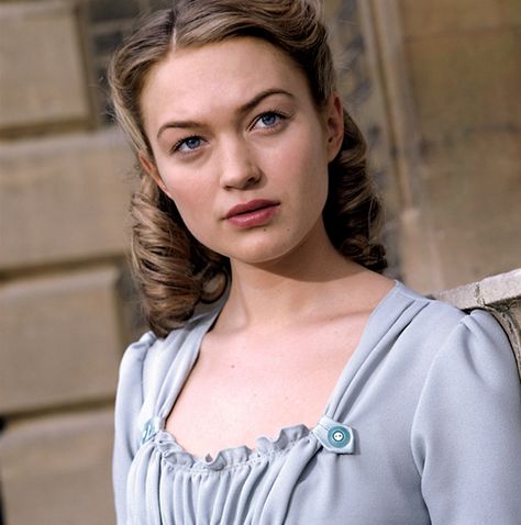 FOYLES WAR - Actress: Sophia Myles. Narnia Oc, Sophia Myles, Historical Tv Series, Jane Wilson, Regency Dresses, Wardrobe Building, 1940's Fashion, Writer Inspiration, 70s Women