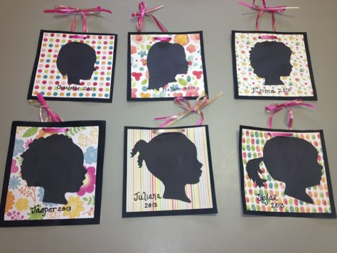 Gift for parents- silhouettes! Take a side profile picture of each child, print them out and cut them with black construction paper/card stock behind the photo! So much easier than trying to have the little ones hold still while you trace their shadow! Silhouette Preschool Crafts, Silhouette Profile Pictures, Shadow Crafts For Kids, Shadow Profile Picture, Shadow Crafts Preschool, Self Portrait Preschool Craft, Preschool Silhouette Craft, Self Portrait For Preschool, Preschool Shadow Art